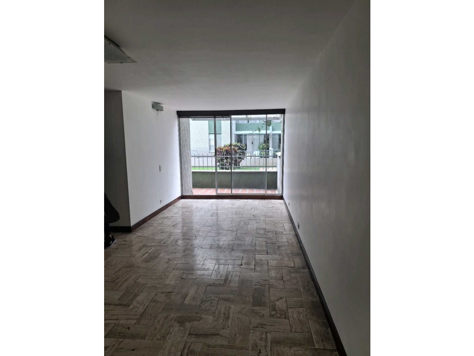 Apartamento en Manila primer piso con patio; para remodelar en venta — foto 2