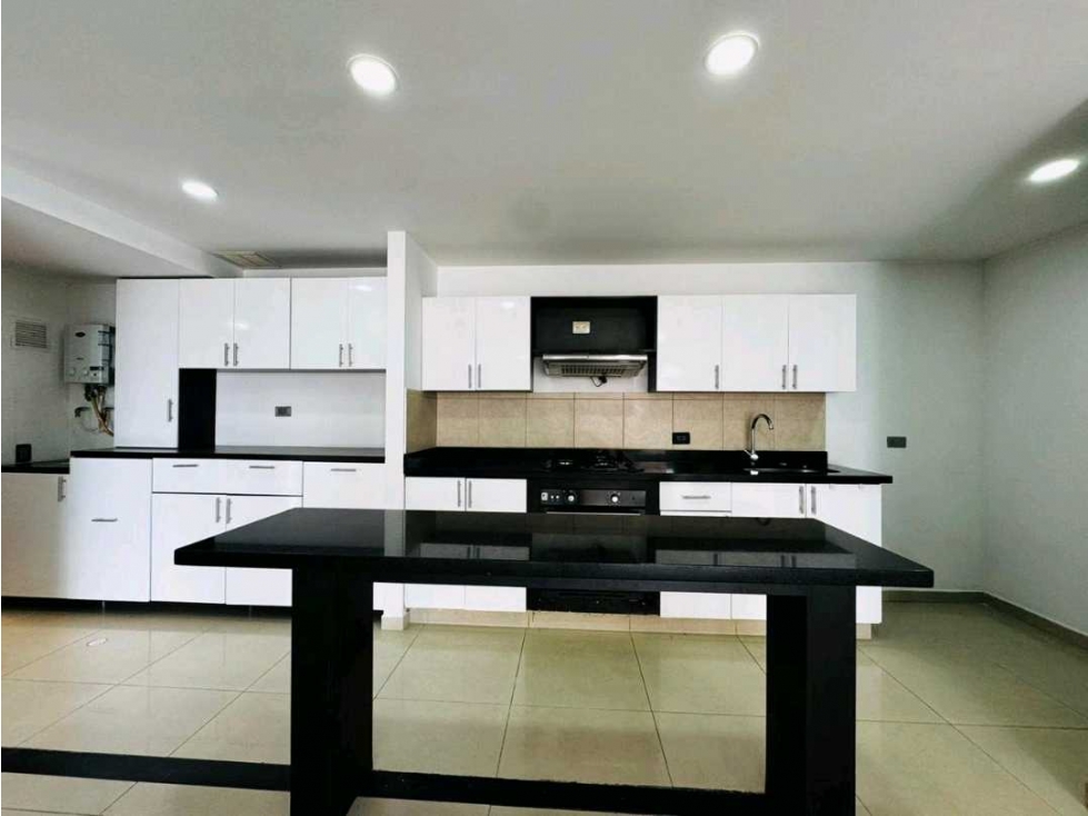 Apto de 129m² con 2 Garajes Independientes en Venta | El Poblado — foto 3