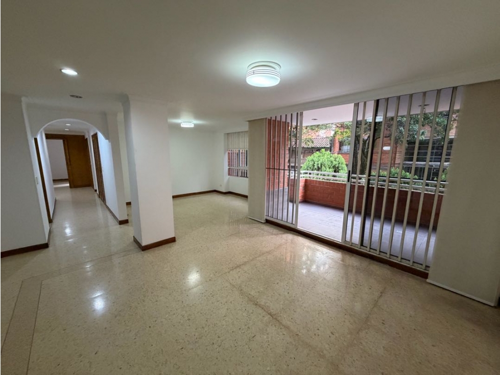 APARTAMENTO EN VENTA EN LAURELES, MUY CENTRAL!!
