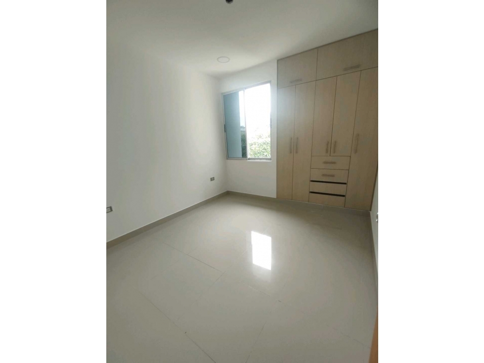 APARTAMENTO EN VENTA PISO 3 (SOLO ESCALERAS) AL LADO DEL CC ALAMEDAS — foto 2