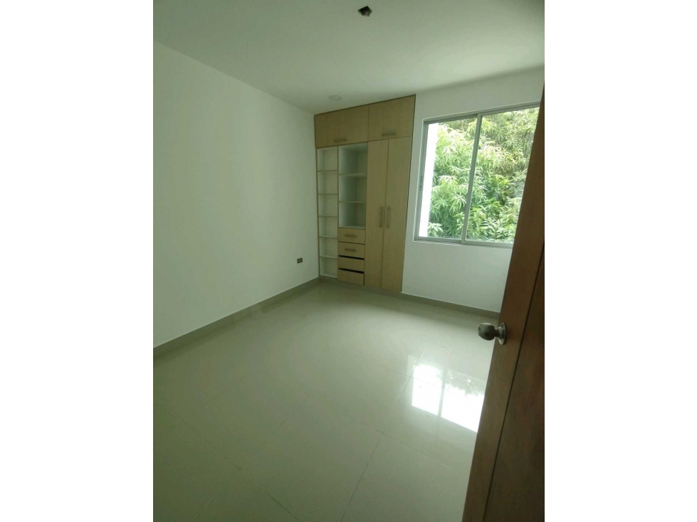 APARTAMENTO EN VENTA PISO 3 (SOLO ESCALERAS) AL LADO DEL CC ALAMEDAS — foto 3