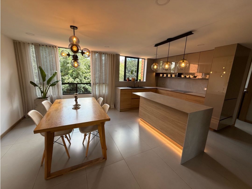 Apartamento en venta remodelado en el poblado sector el campestre.