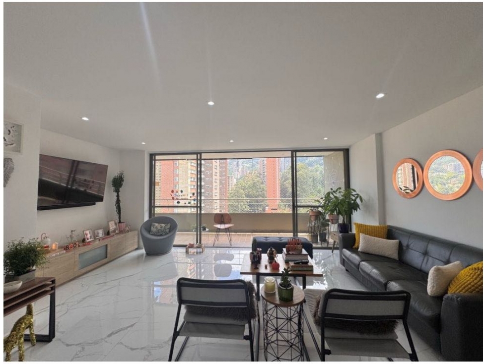 Apartamento en venta remodelado balcón y vista panorámica poblado — foto 2