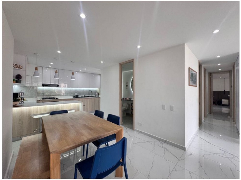 Apartamento en venta remodelado balcón y vista panorámica poblado — foto 3