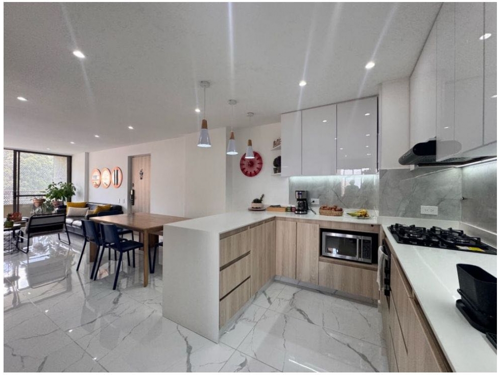 Apartamento en venta remodelado balcón y vista panorámica poblado — foto 4