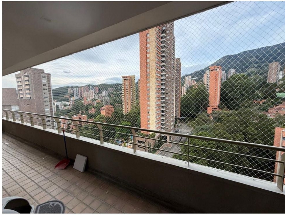 Apartamento en venta remodelado balcón y vista panorámica poblado — foto 5