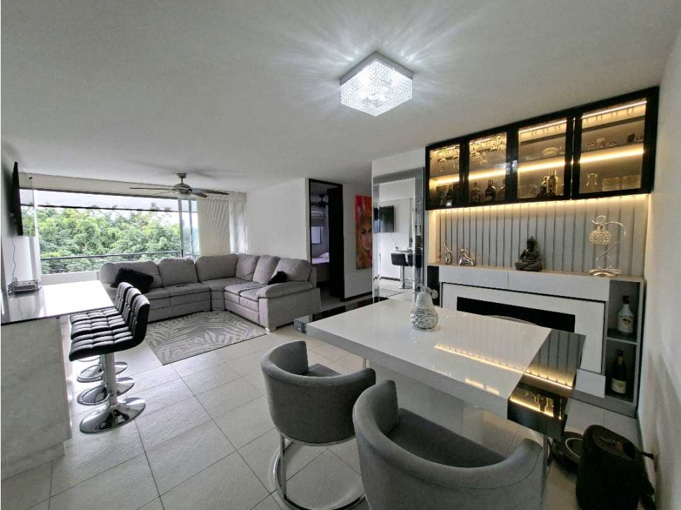 Apartamento en venta, sector Cumbres, Envigado. Piso alto.
