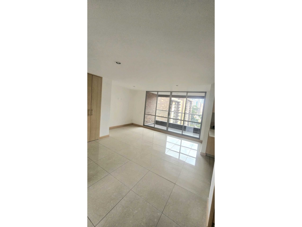 Apartamento en zona exclusiva, loma de san jose parte baja — foto 2
