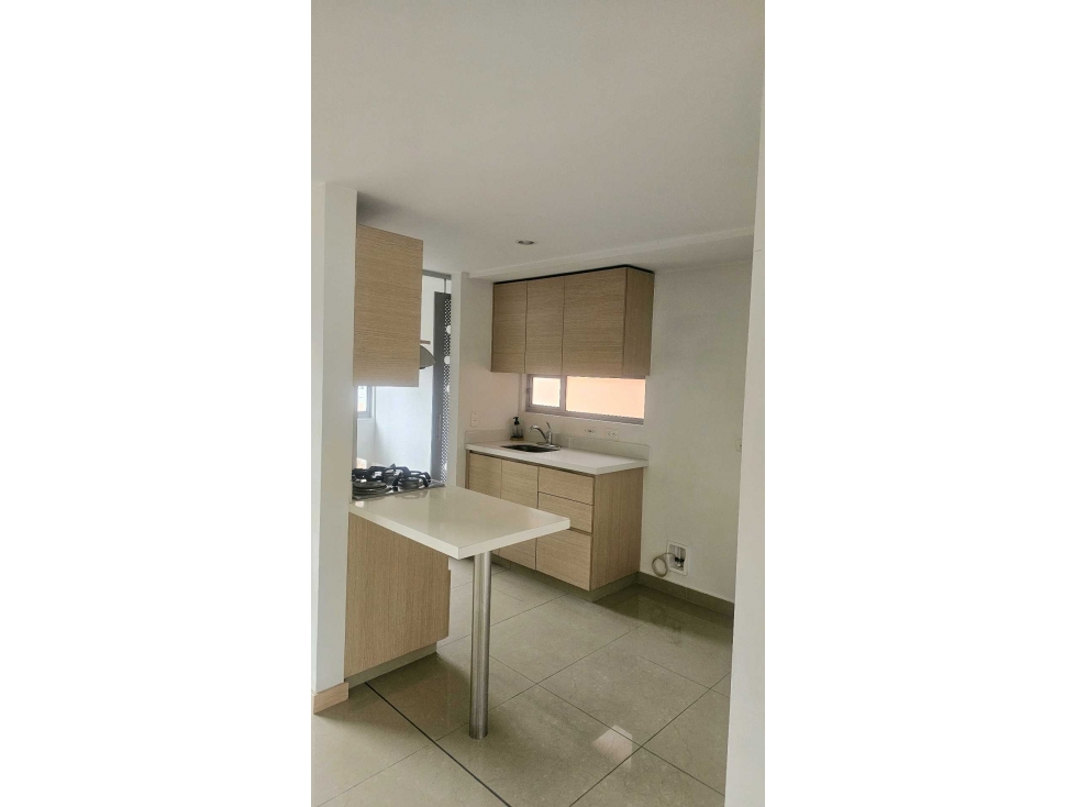 Apartamento en zona exclusiva, loma de san jose parte baja — foto 3