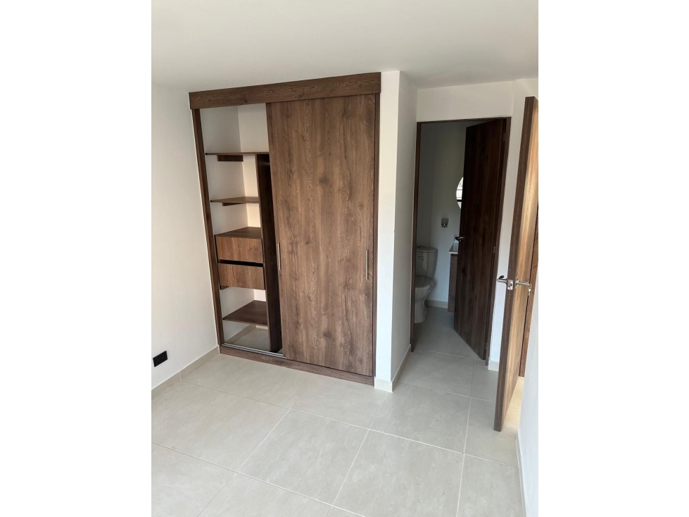 APARTAMENTO ESQUINERO, CON APARTAESTUDIO INDEPENDIENTE