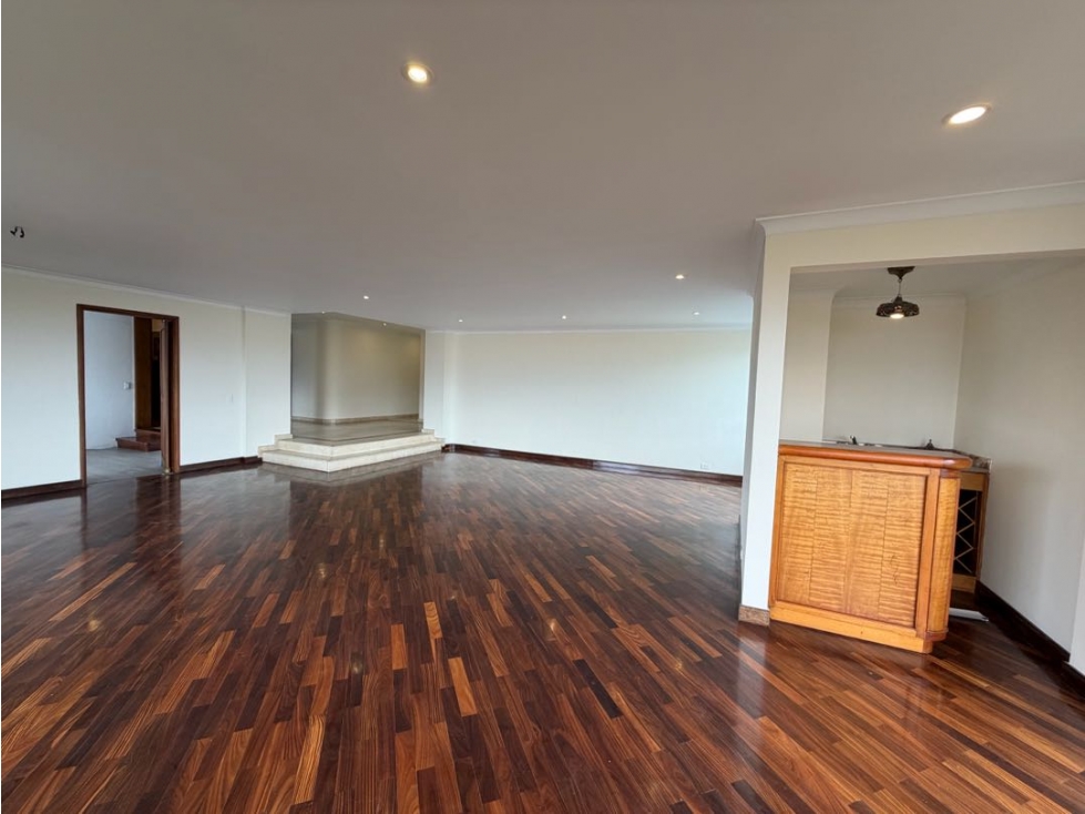 VENDEMOS Apartamento Original Sector El Tesoro Piso Alto — foto 5