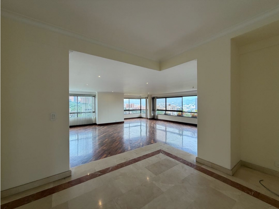 VENDEMOS Apartamento Original Sector El Tesoro Piso Alto