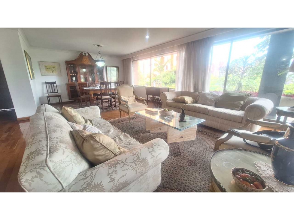 APARTAMENTO PARA LA VENTA QUE PARECE UNA CASA BARRIO LALINDE, POBLADO.