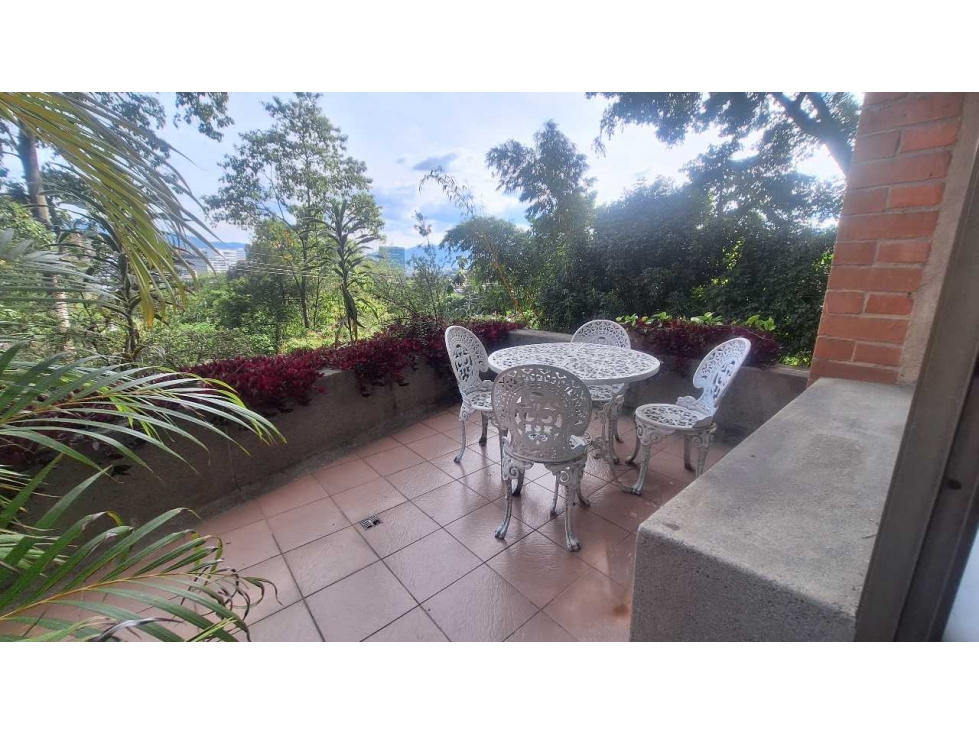 APARTAMENTO PARA LA VENTA QUE PARECE UNA CASA BARRIO LALINDE, POBLADO. — foto 4