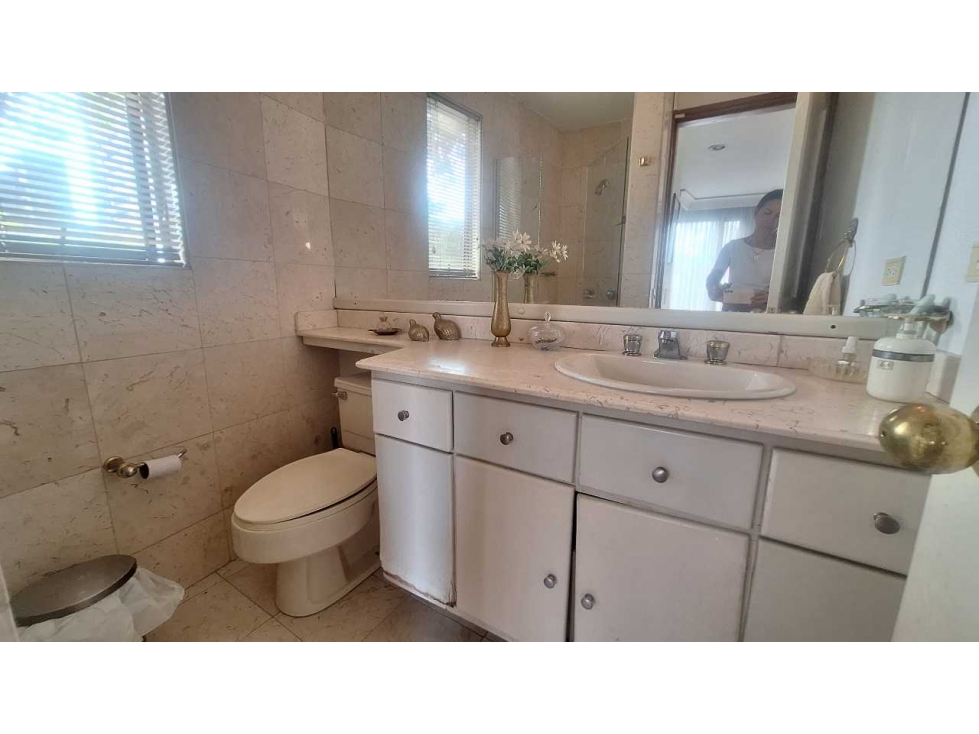 APARTAMENTO PARA LA VENTA QUE PARECE UNA CASA BARRIO LALINDE, POBLADO. — foto 6