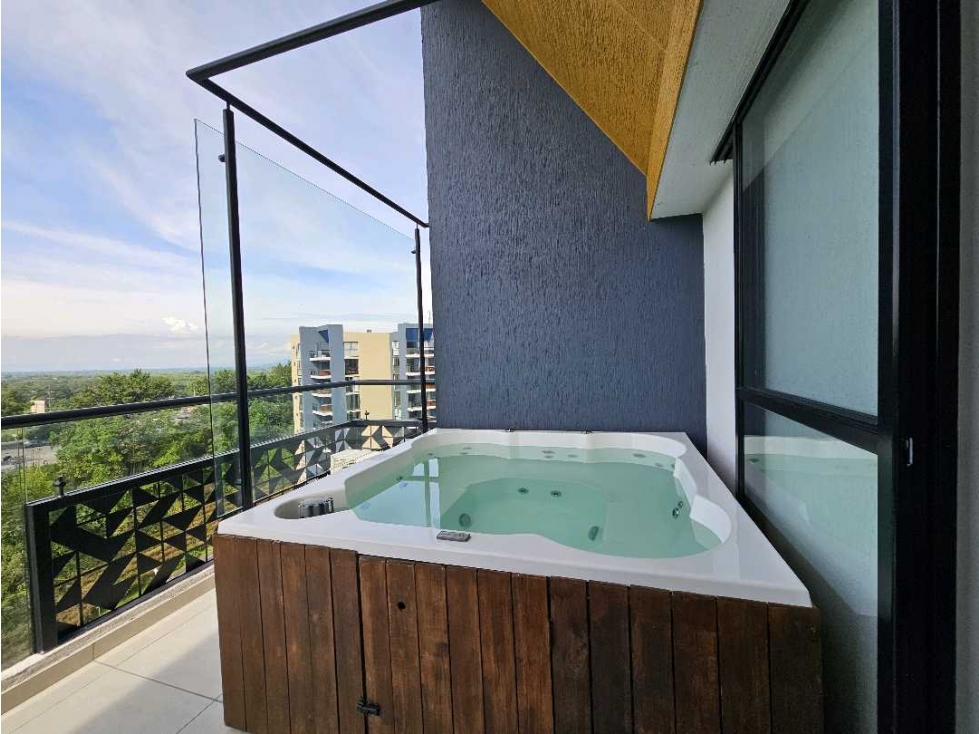 Apartamento, piso alto, jacuzzi en el balcón. Vive como en un club.