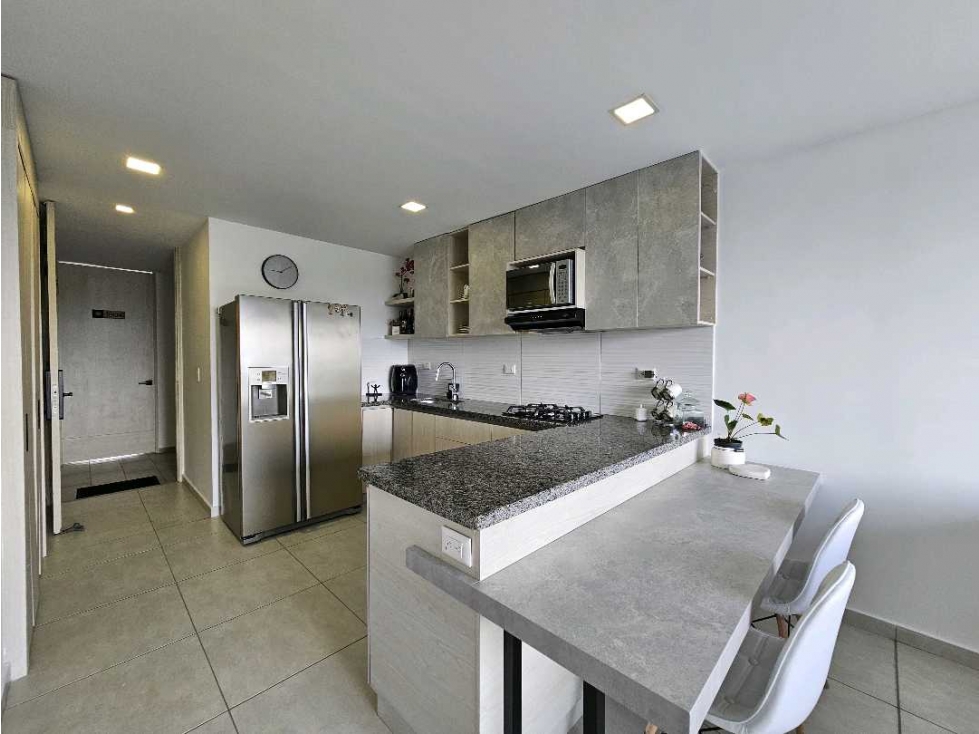 Apartamento, piso alto, jacuzzi en el balcón. Vive como en un club. — foto 2