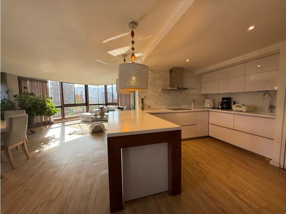 APARTAMENTO REDORMADO UBICADO CERCA DE LA AVENIDA DEL POBLADO — foto 2