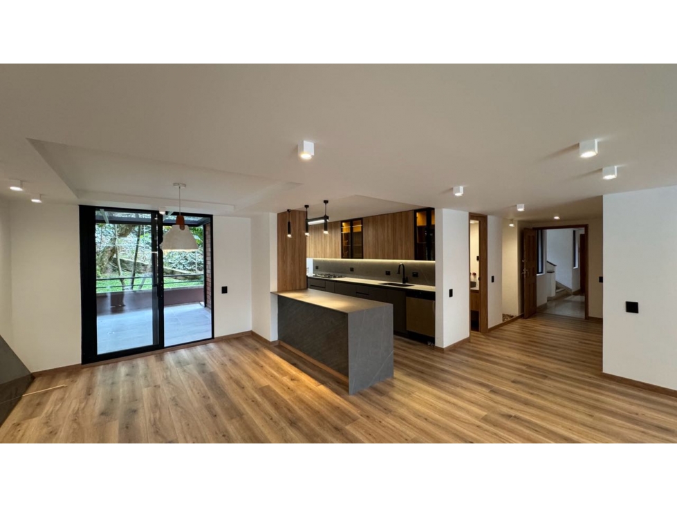 Apartamento Remodelado con Acabados de Lujo Cerca del Country Club