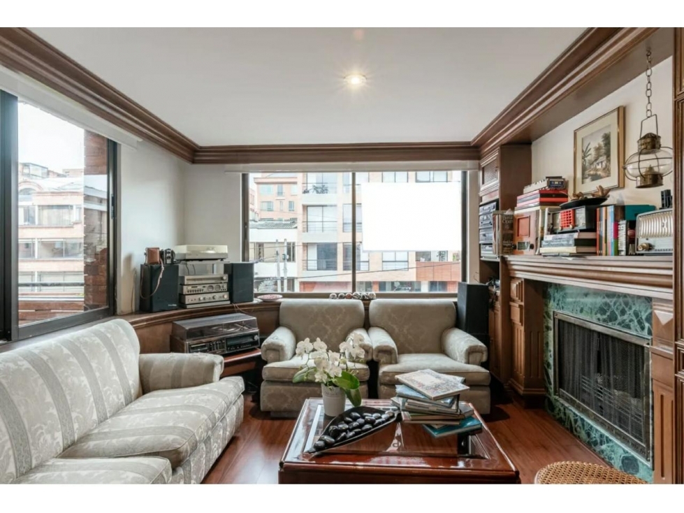 ¡APARTAMENTO REMODELADO CON CHIMENEA Y BALCÃN EN SAN PATRICIO!