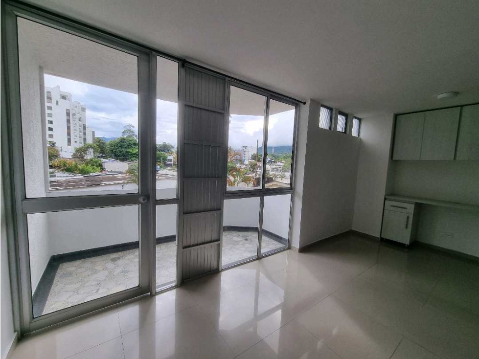 Apartamento remodelado en la castellana a una cuadra de la Av. Bolívar