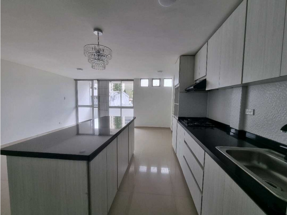 Apartamento remodelado en la castellana a una cuadra de la Av. Bolívar — foto 2