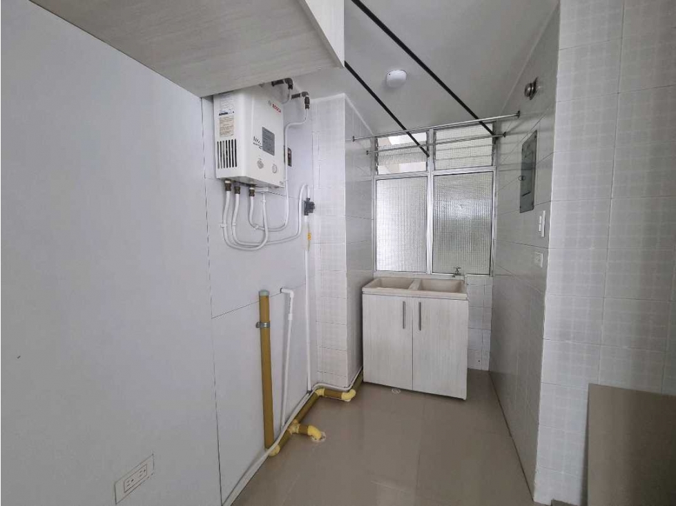Apartamento remodelado en la castellana a una cuadra de la Av. Bolívar — foto 5