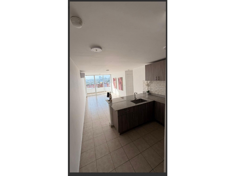 Apartamento Remodelado en Vía España 105m2 2 Rec $800
