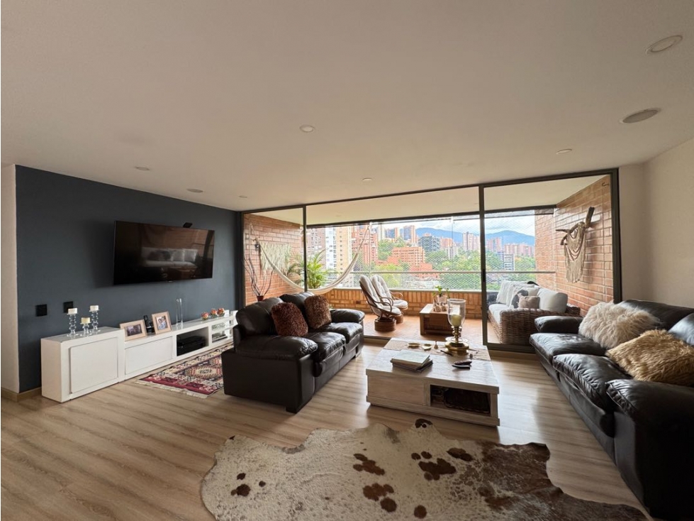 Apartamento remodelado en venta El Poblado Las Santas vista definida