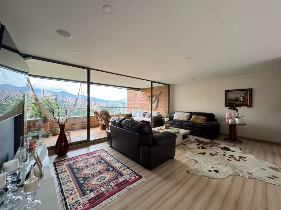 Apartamento remodelado en venta El Poblado Las Santas vista definida — foto 2