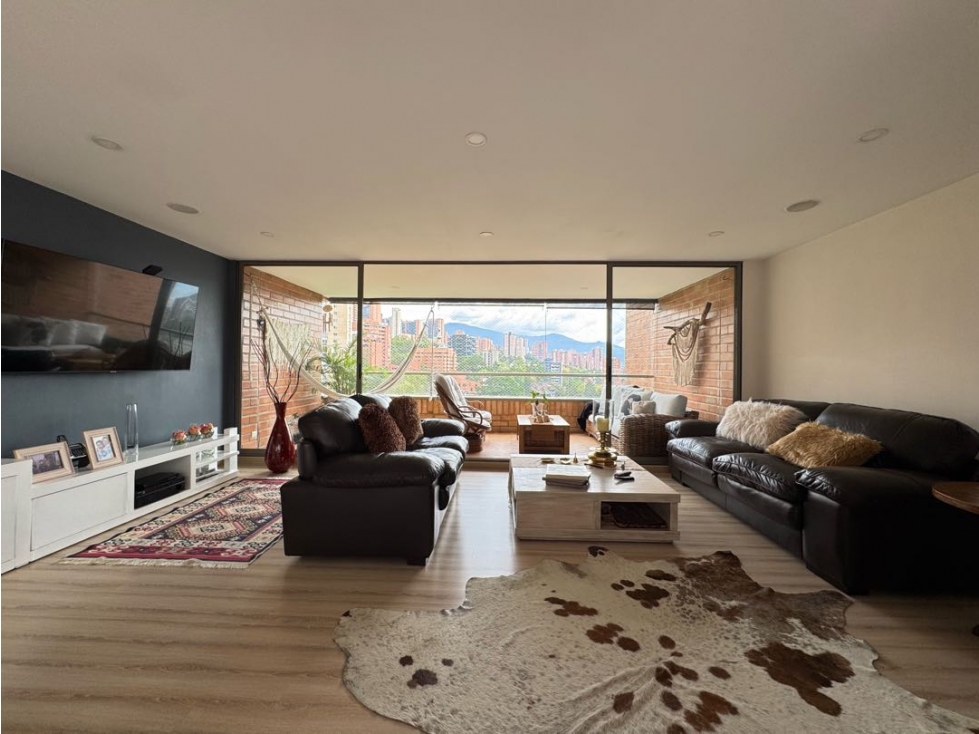 Apartamento remodelado en venta El Poblado Las Santas vista definida — foto 3