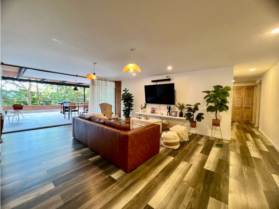 APARTAMENTO REMODELADO Y CON AMPLIA TERRAZA