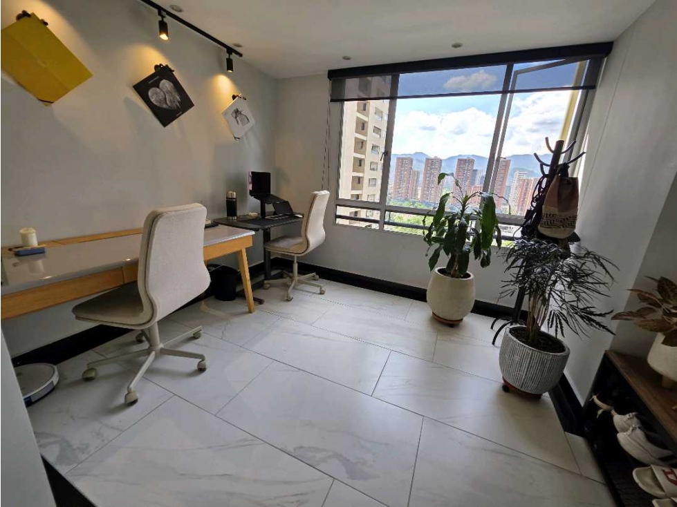 APARTAMENTO TOTALMENTE REMODELADO EN EL EXCLUSIVO CASTROPOL — foto 2