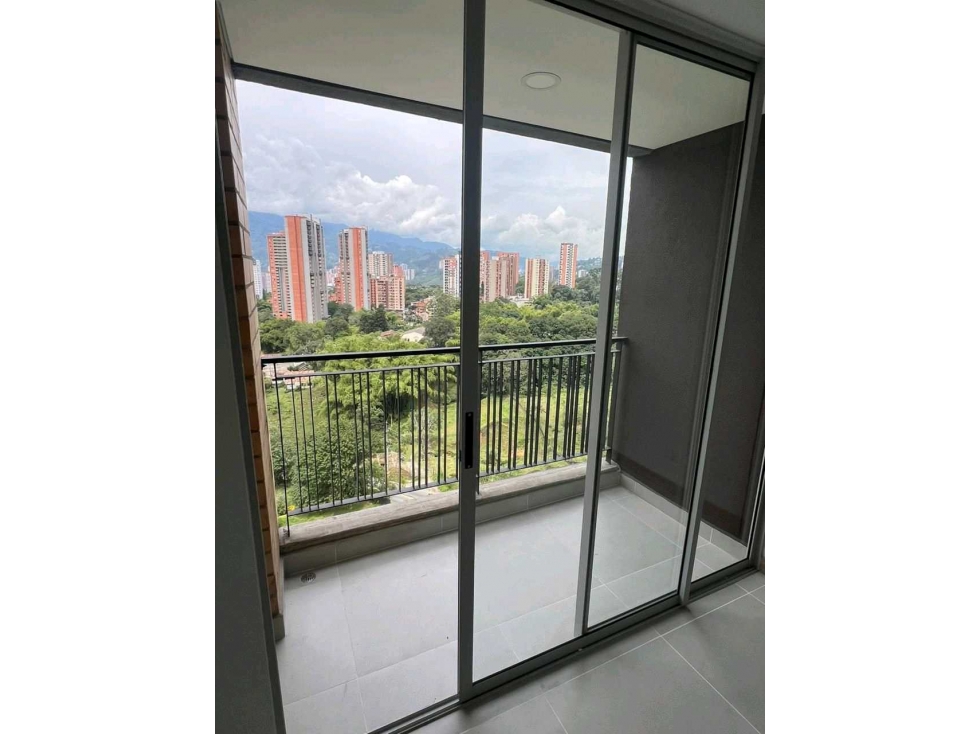 Apartamento venta itagui ditaires con 2 parqueaderos y cuarto util