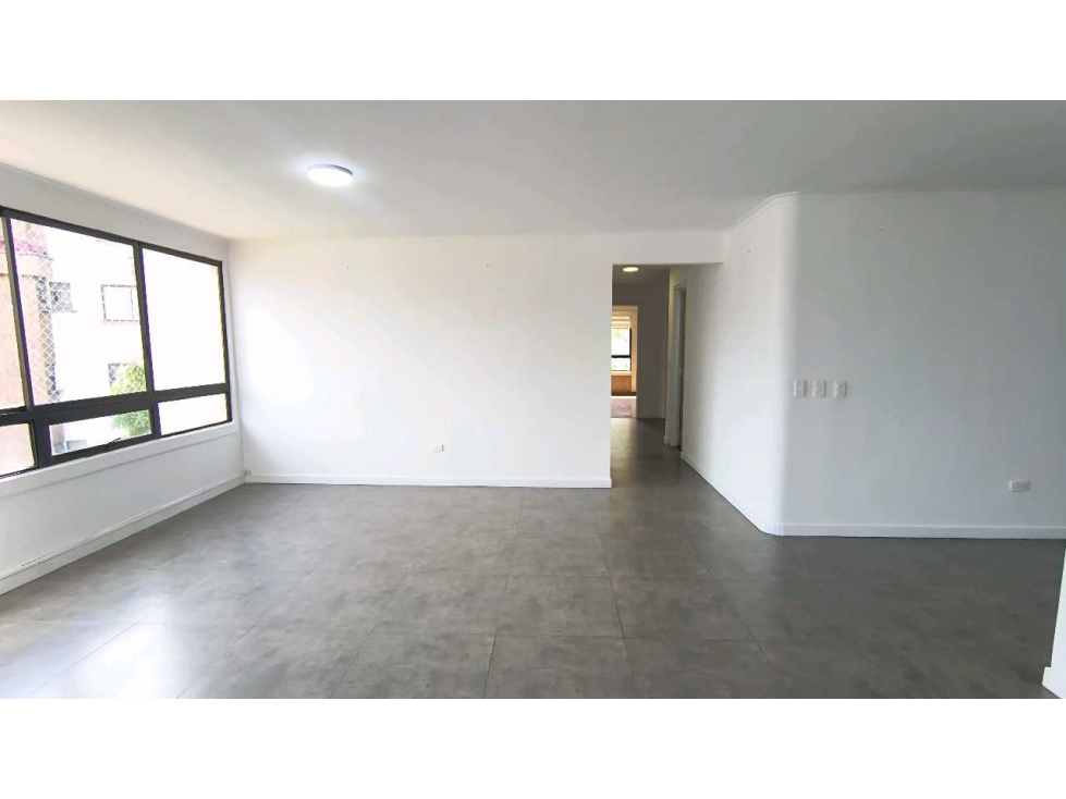 Apartamento Venta sector La Castellana Remodelado 4 piso con Ascensor — foto 5