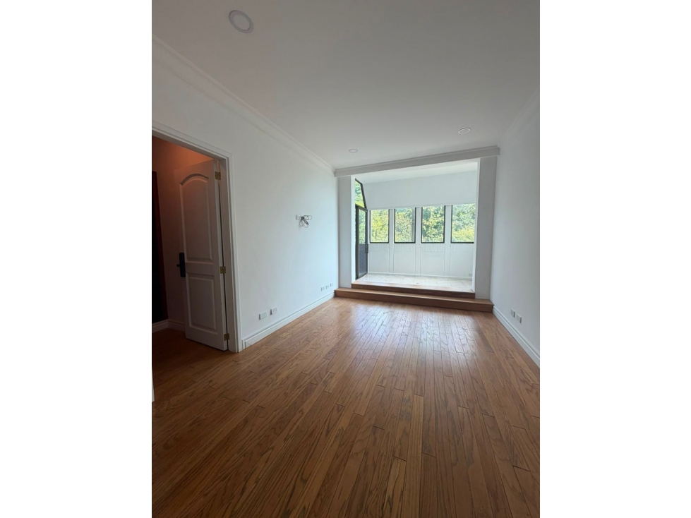 APARTAMENTO ZONA EXCLUSIVA DEL POBLADO - PARTE ALTA CERCA AL CES — foto 4
