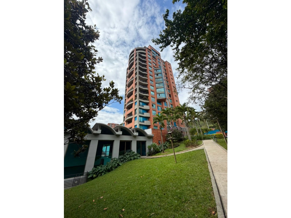 APARTAMENTO ZONA EXCLUSIVA DEL POBLADO - PARTE ALTA CERCA AL CES