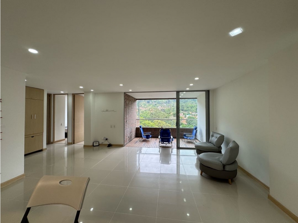Venta apartamento con balcón, Envigado, Terracina. Ud Completa
