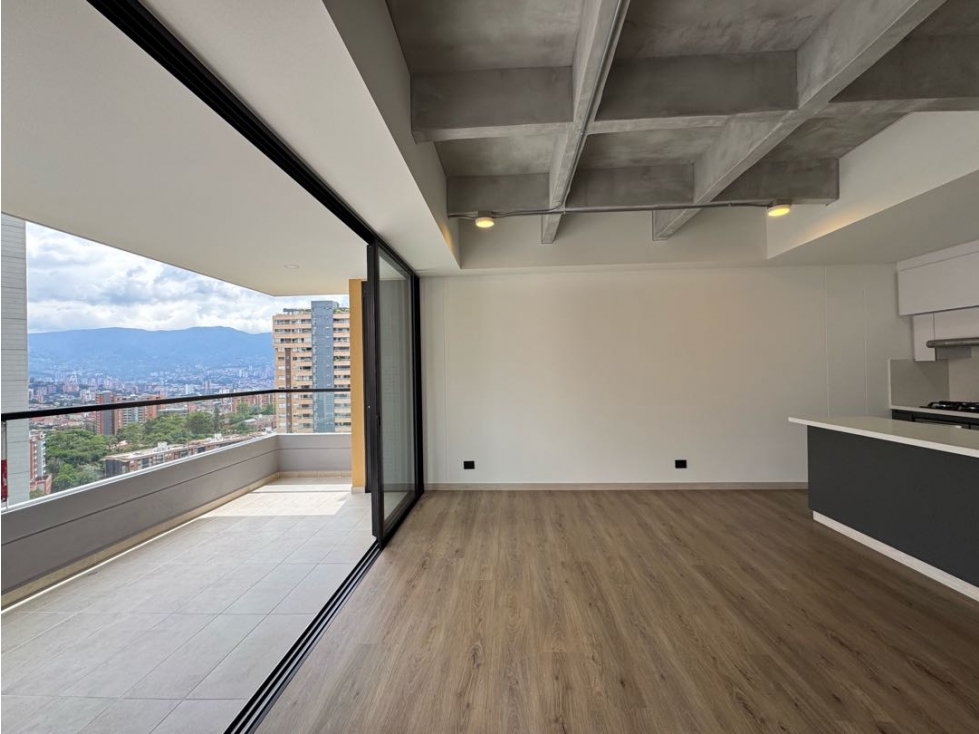 Venta apartamento con balcón. Envigado, Los Mesa. Unidad completa.