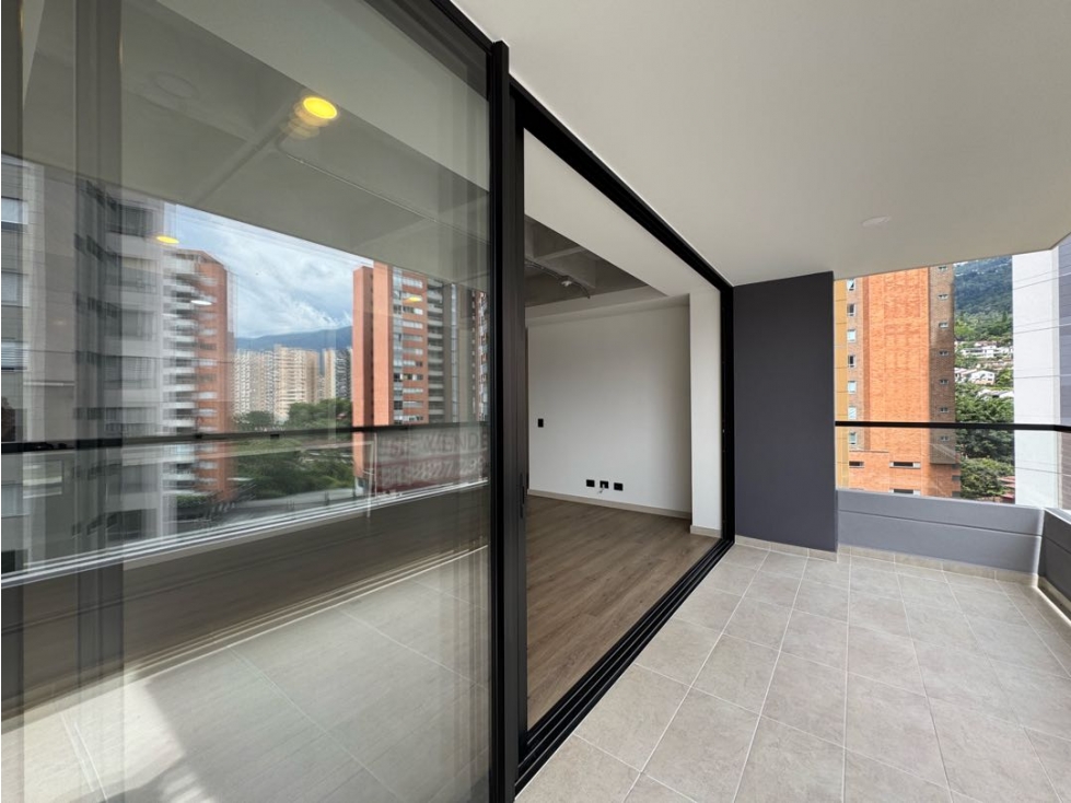 Venta apartamento con balcón. Envigado, Los Mesa. Unidad completa. — foto 2