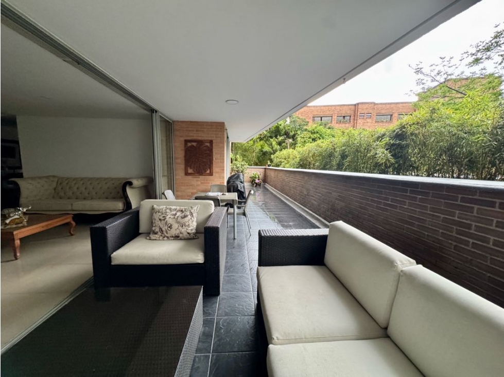 Apto de 199 mts² + 34 de terraza. Sector Loma Los Gonzalez, Poblado.