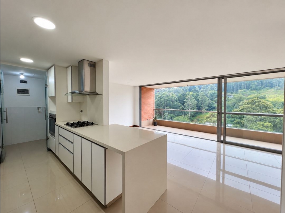 APTO SÚPER COMERCIAL EN LA CALERA /POBLADO VISTA A LA MONTAÑA