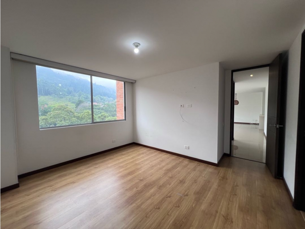 APTO SÚPER COMERCIAL EN LA CALERA /POBLADO VISTA A LA MONTAÑA — foto 5