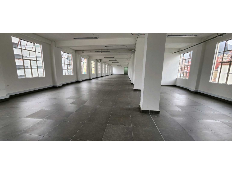 ARRIENDO OFICINA 450M2 Techos Altos + Red Incendio CHAPINERO — foto 3