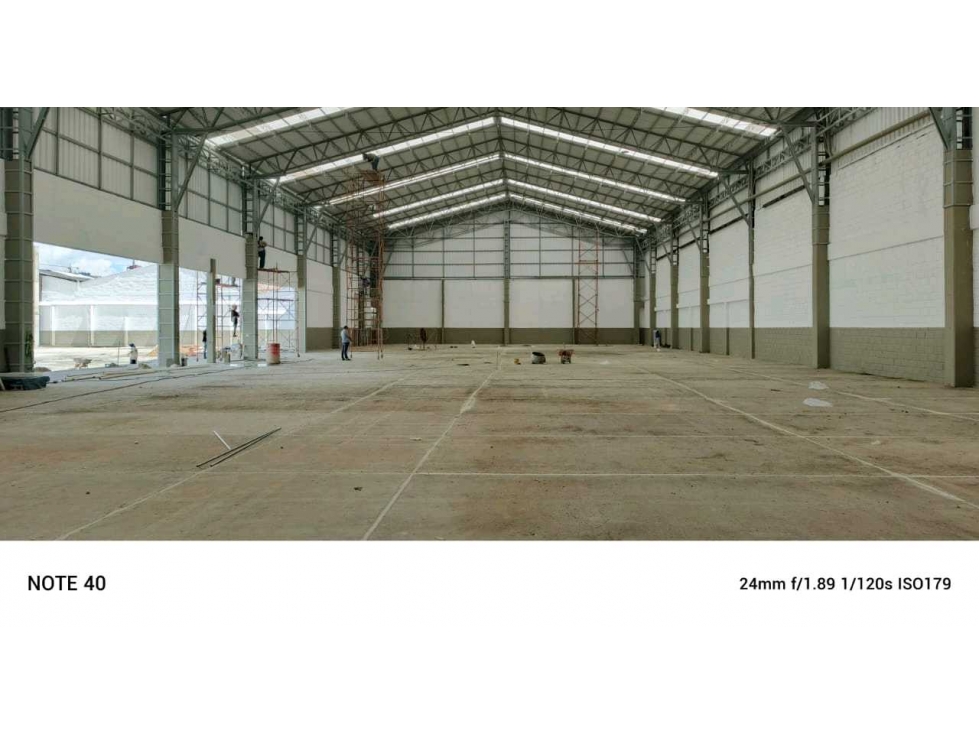 Arrienda Bodega de 5.000m2 con 2.300 de huella en Itagüí - 1