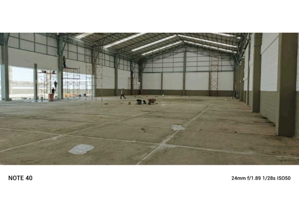 Arrienda Bodega de 5.000m2 con 2.300 de huella en Itagüí - 2