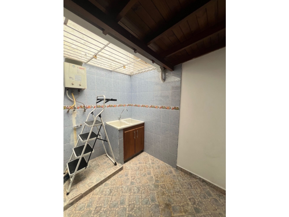 ARRIENDO AMPLÍA Y COMODA CASA EN EL SECTOR CALASANZ PARTE BAJA — foto 2