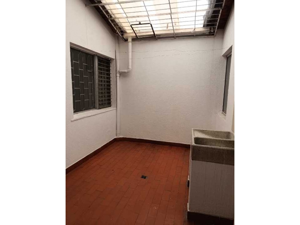 ARRIENDO AMPLIA CASA PARA USO COMERCIAL EN LAURELES — foto 3