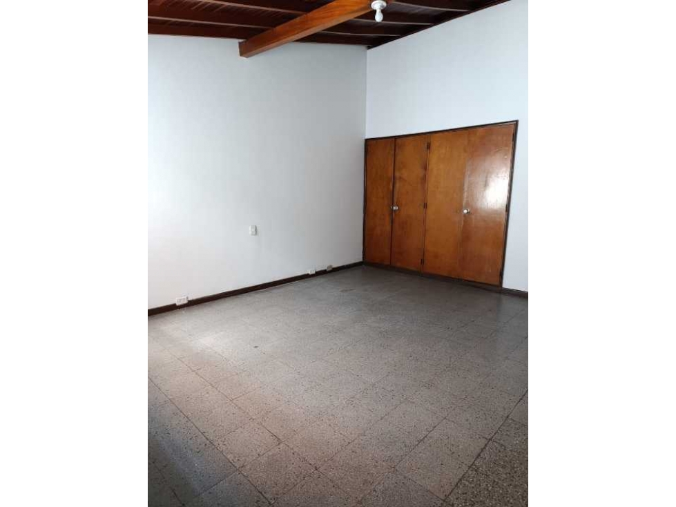 ARRIENDO AMPLIA CASA PARA USO COMERCIAL EN LAURELES — foto 4