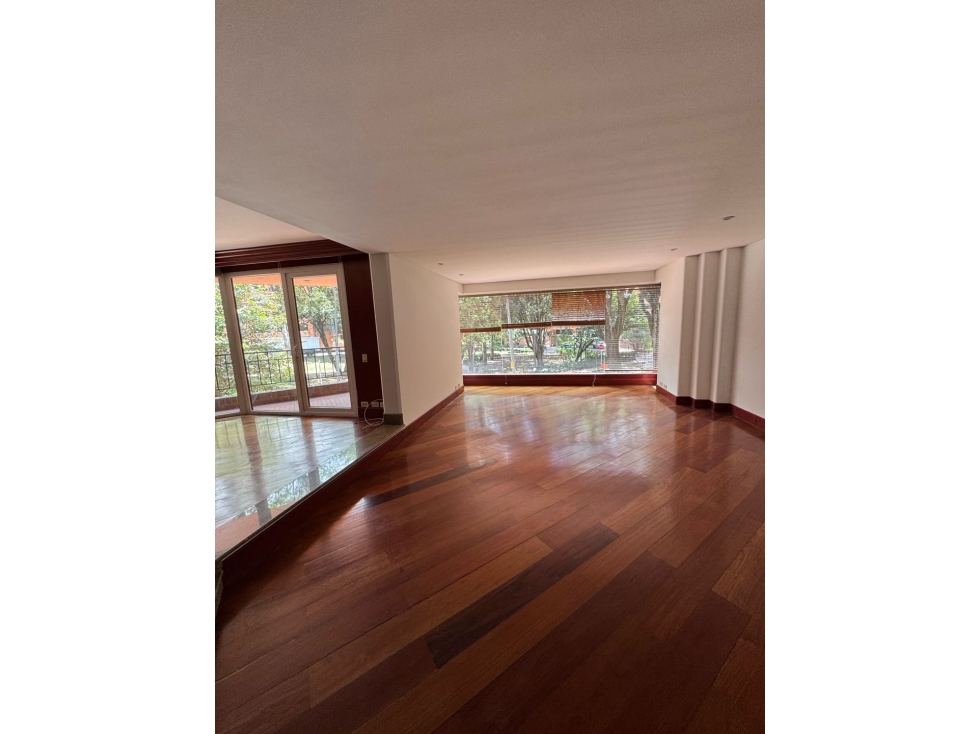 Arriendo amplio apto de un solo nivel en la Cabrera